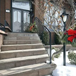 https://a-stunning-chalet-style-home.niagara-fallshotels.com